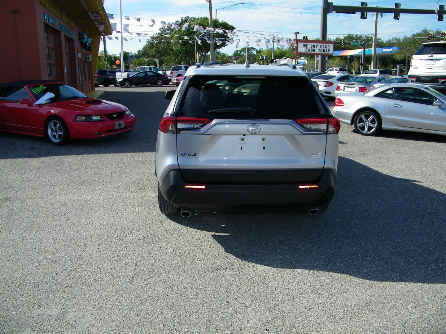 2019 Silver /Tan Toyota RAV4 XLE (JTMW1RFV2KD) with an 2.5L L4 DOHC 16V engine, 8A transmission, located at 4000 Bee Ridge Road, Sarasota, FL, 34233, (941) 926-0300, 27.298664, -82.489151 - Photo#4